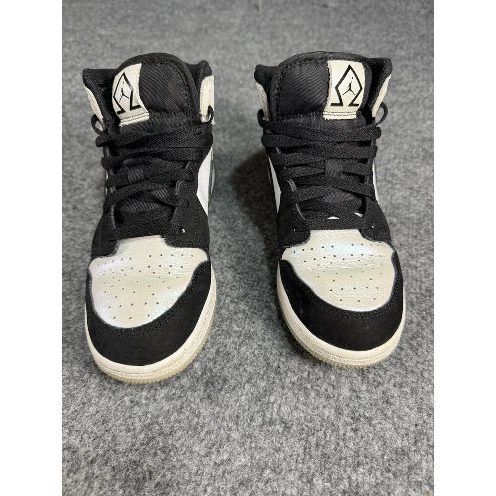 Air Jordan 1 Mid SE GS “Light Smoke Grey Shimmer” – Size 5.5Y / Women’s 7